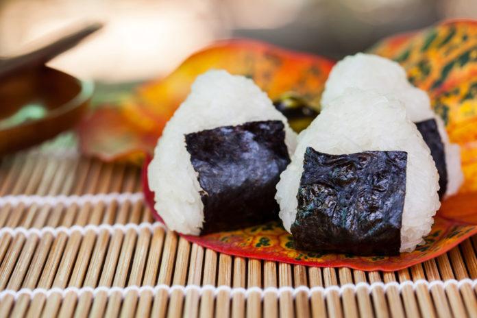 onigiri-merenda-giapponese-triangolo-riso-ricetta onigiri polpette di riso giapponesi merenda ricetta onigiri