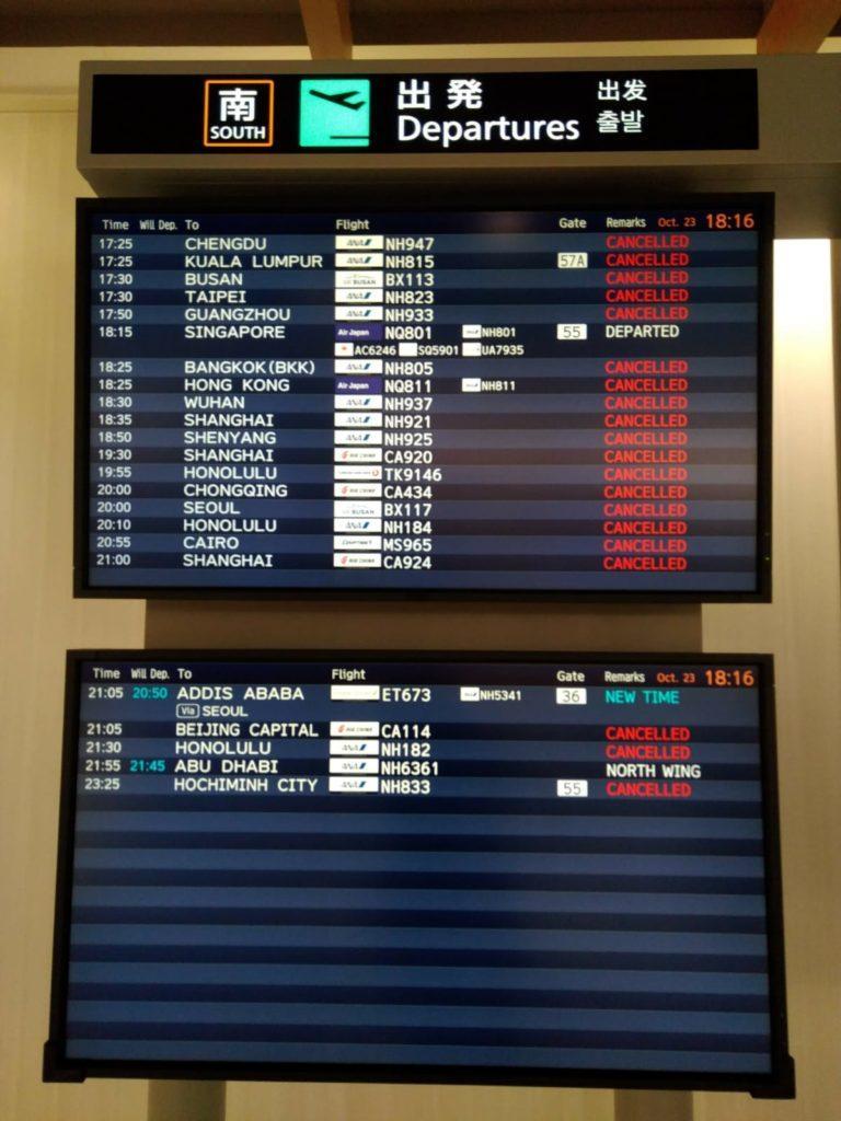 rientrare in giappone durante la pandemia, tabellone partenze cancellate narita